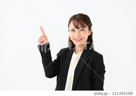 ビジネス　ミドル女性　指差し 121393199