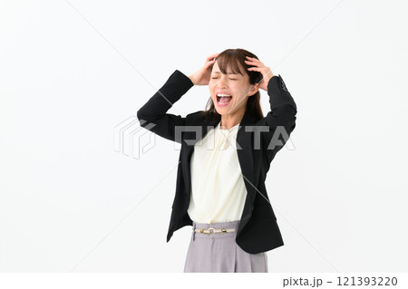 ビジネス　ミドル女性　頭を抱える 121393220