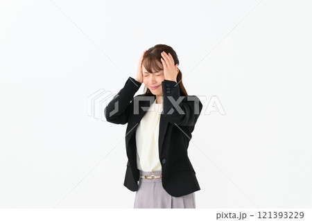 ビジネス　ミドル女性　頭を抱える 121393229