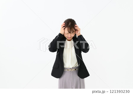 ビジネス　ミドル女性　頭を抱える 121393230