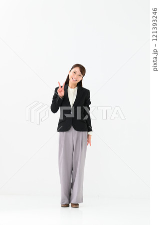 ビジネス ミドル女性 全身 ピース ビジネス ミドル女性 全身 ピース 121393246