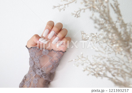 女性の手元 121393257