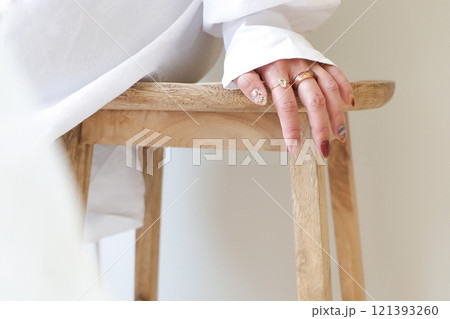 女性の手元 女性の手元 121393260
