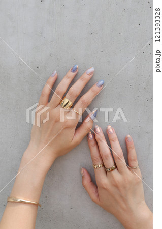 女性の手元 121393328