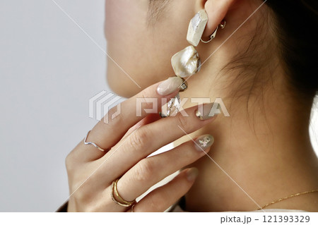 イヤリングとネイル 121393329
