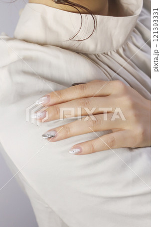 女性のネイル 121393331