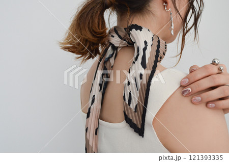 スカーフを巻いた女性の手元 スカーフを巻いた女性の手元 121393335
