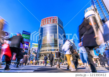 日本の東京都市景観 年の瀬。外国人観光客らで賑わう渋谷スクランブル交差点…いざ、新時代へ…＝17日 121393412