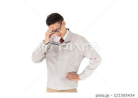作業着の男性　悩む 121393434