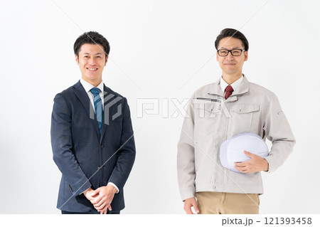 作業着の男性とスーツの男性 ポートレート 作業着の男性とスーツの男性 ポートレート 121393458