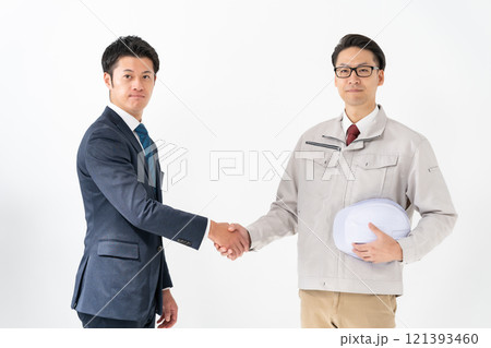 作業着の男性とスーツの男性 握手 作業着の男性とスーツの男性 握手 121393460