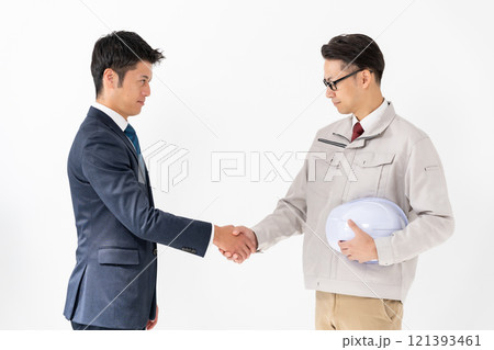 作業着の男性とスーツの男性 握手 作業着の男性とスーツの男性 握手 121393461