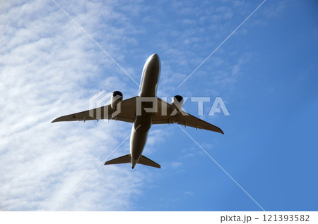 離陸する旅客機 離陸する旅客機 121393582