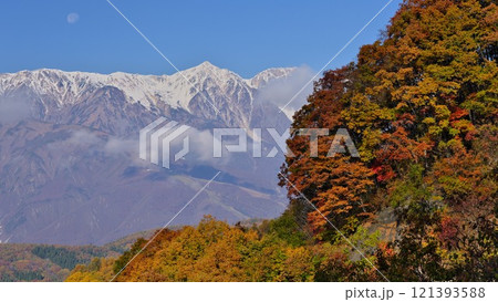 信州 秋の白馬村白沢峠の紅葉と白馬鑓ヶ岳・杓子岳に白い月 121393588