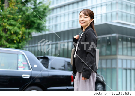 ビジネス　ミドル女性　ビジネス街　タクシー 121393636