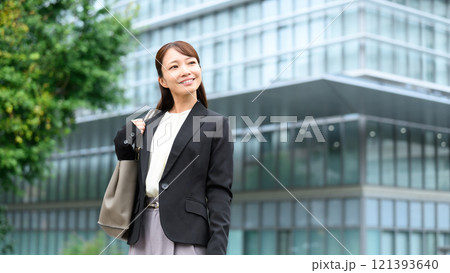 ビジネス　ミドル女性　ビジネス街 121393640