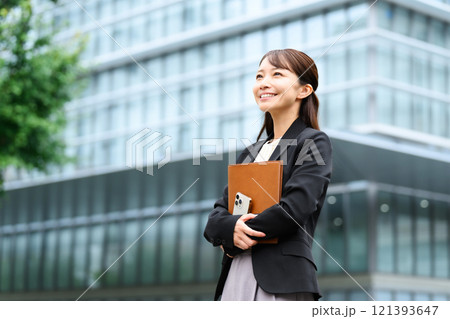ビジネス　ミドル女性　ビジネス街 121393647