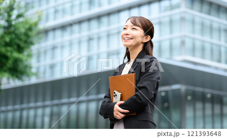 ビジネス　ミドル女性　ビジネス街 121393648