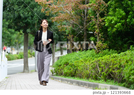 歩道を歩くミドル女性 ビジネス 歩道を歩くミドル女性 ビジネス 121393668