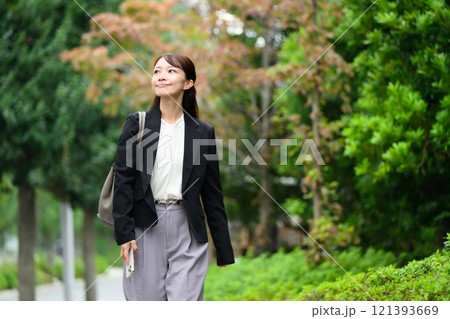 歩道を歩くミドル女性　ビジネス 121393669