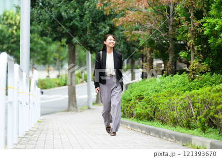 歩道を歩くミドル女性　ビジネス 121393670