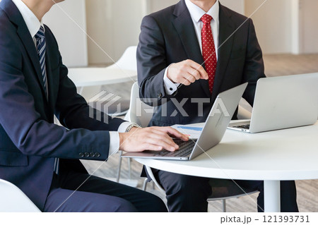ラウンジで打ち合わせするビジネスマン 121393731
