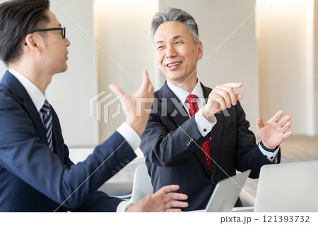 ラウンジで打ち合わせするビジネスマン 121393732