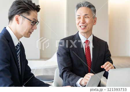 ラウンジで打ち合わせするビジネスマン 121393733