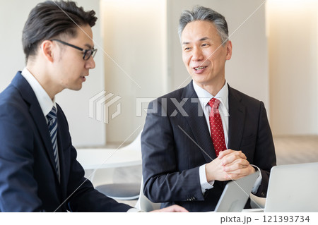 ラウンジで打ち合わせするビジネスマン 121393734