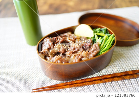 ボリューム満点牛肉丼弁当 ボリューム満点牛肉丼弁当 121393760