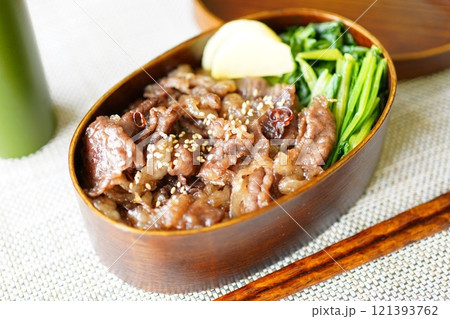 ボリューム満点牛肉丼弁当 ボリューム満点牛肉丼弁当 121393762