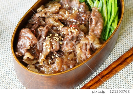 ボリューム満点牛肉丼弁当 ボリューム満点牛肉丼弁当 121393768