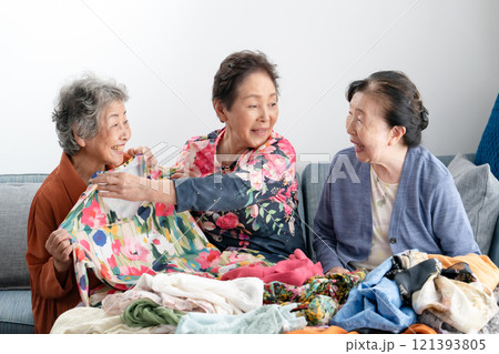 洋服を選ぶシニア女性　断捨離 121393805