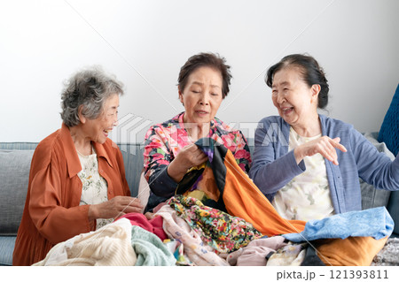 洋服を選ぶシニア女性　断捨離 121393811