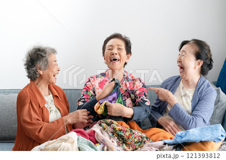 洋服を選ぶシニア女性　断捨離 121393812