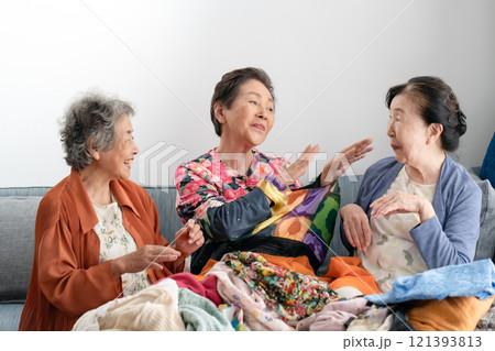 洋服を選ぶシニア女性　断捨離 121393813