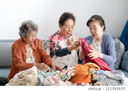 洋服を選ぶシニア女性　断捨離 121393819