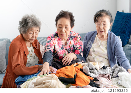 洋服を選ぶシニア女性　断捨離 121393826