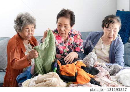 洋服を選ぶシニア女性　断捨離 121393827