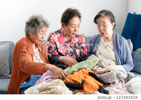 洋服を選ぶシニア女性　断捨離 121393828