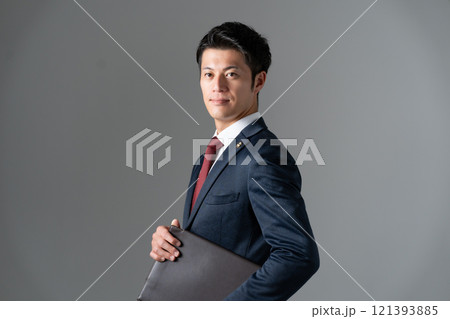 ミドル男性　弁護士 121393885