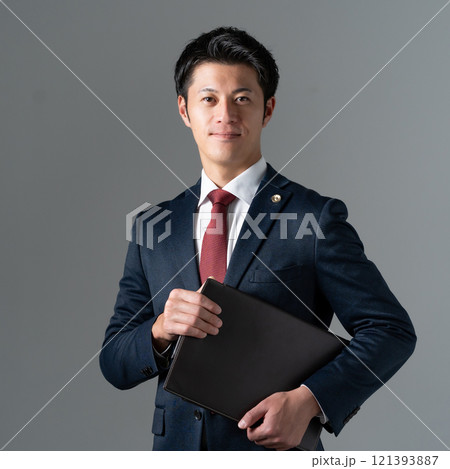 ミドル男性　弁護士 121393887