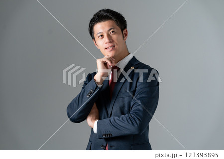 ミドル男性 弁護士 悩む ミドル男性 弁護士 悩む 121393895