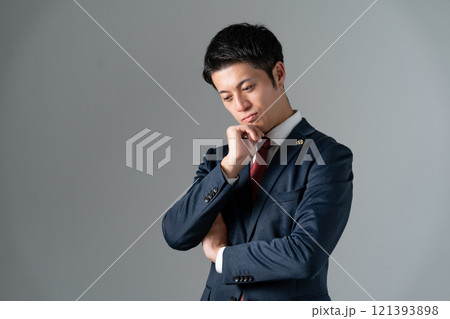 ミドル男性 弁護士 悩む ミドル男性 弁護士 悩む 121393898