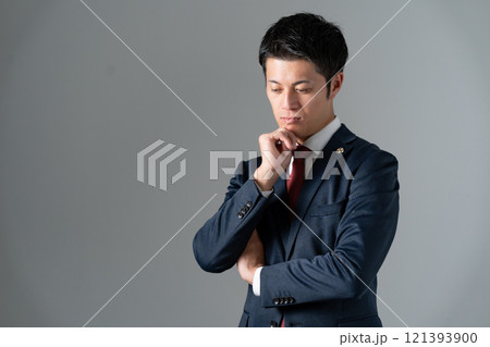 ミドル男性 弁護士 悩む ミドル男性 弁護士 悩む 121393900