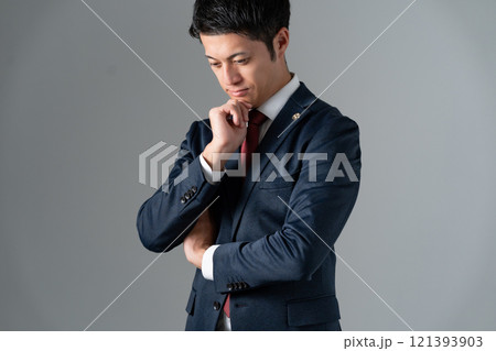 ミドル男性 弁護士 悩む ミドル男性 弁護士 悩む 121393903