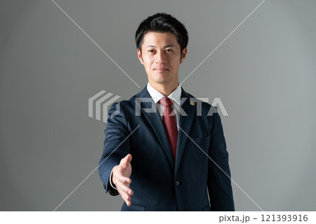 ミドル男性　弁護士　握手 121393916
