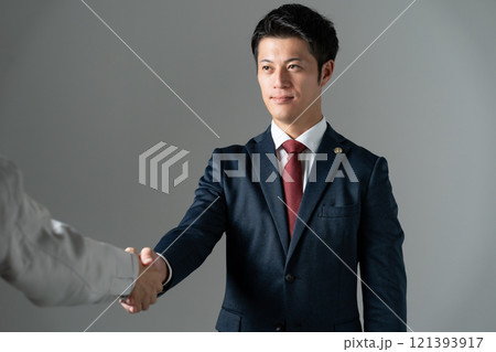ミドル男性 弁護士 握手 ミドル男性 弁護士 握手 121393917