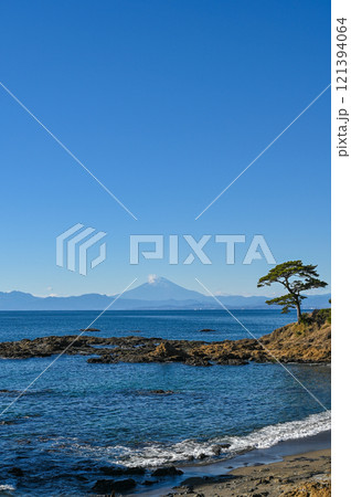 神奈川県横須賀市の立石公園からの富士山 121394064
