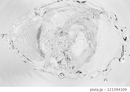 パイプから吹き出す水. パイプから吹き出す水. 121394109